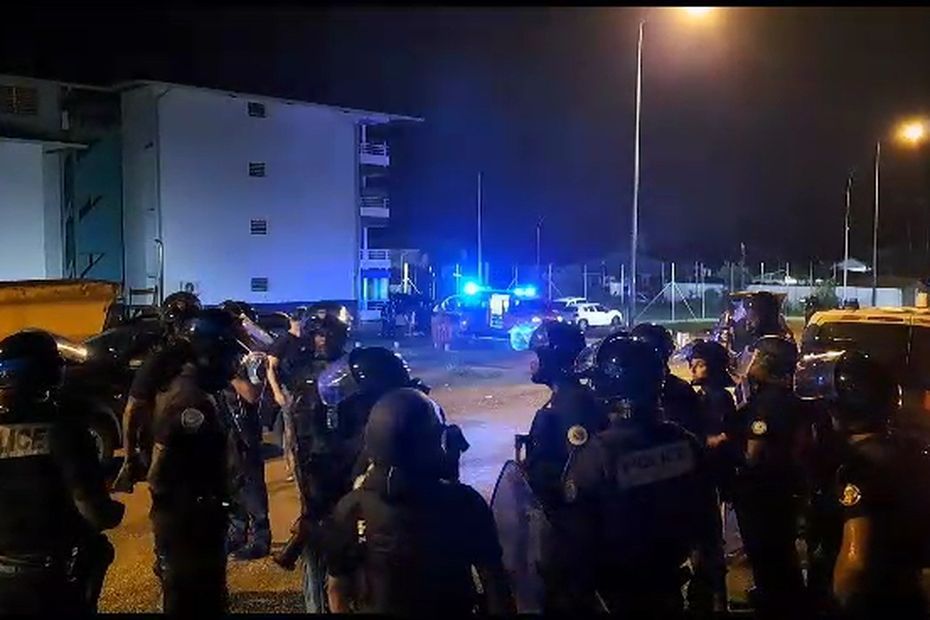 Nuit de tension à Cayenne, Macouria et Kourou : un homme décède d’une balle perdue