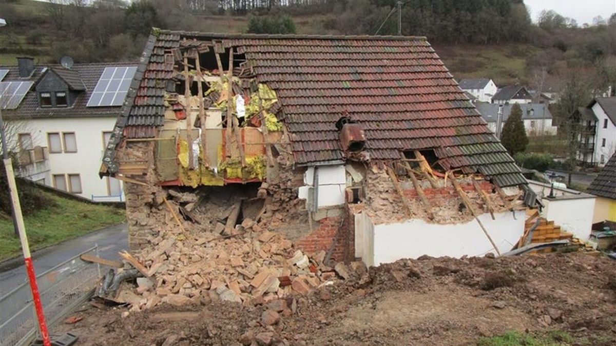 En conflit avec son locataire, il détruit sa maison avec une pelleteuse !