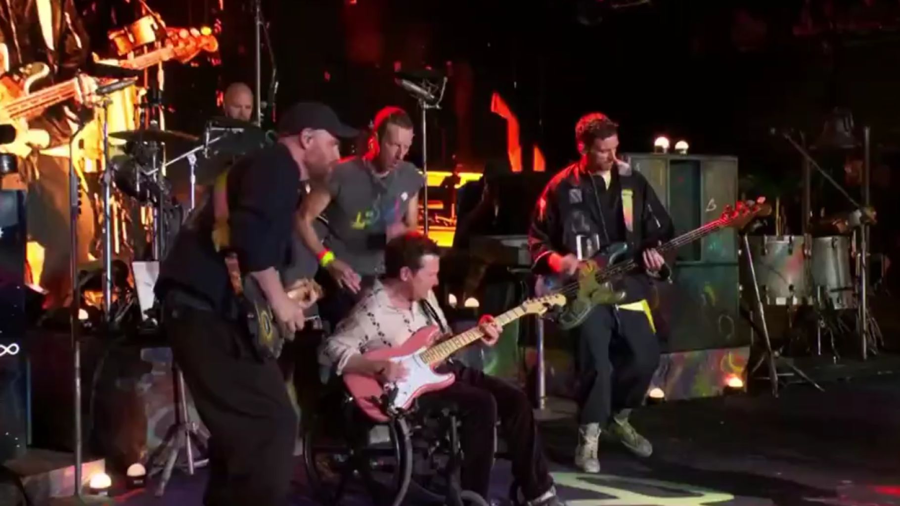 À Glastonbury, Coldplay invite Michael J. Fox sur scène pour un riff de guitare en fauteuil roulant