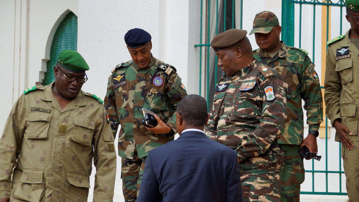 Crise au Niger : " La France va-t-elle laisser 1 500 militaires sous les ordres de généraux putschistes ? "