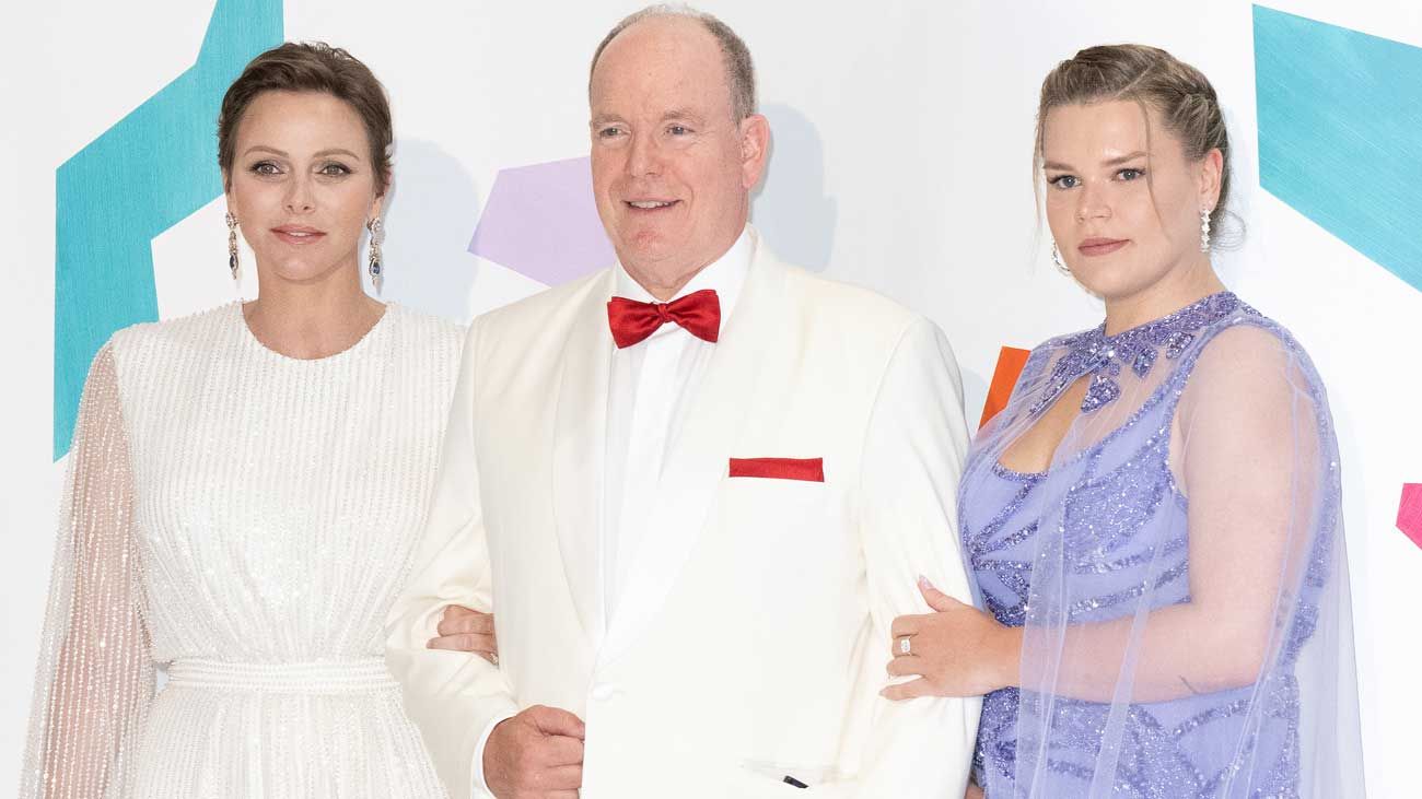 Le prince Albert et la princesse Charlène immaculés au gala de la Croix-Rouge avec Camille Gottlieb et d'autres royautés