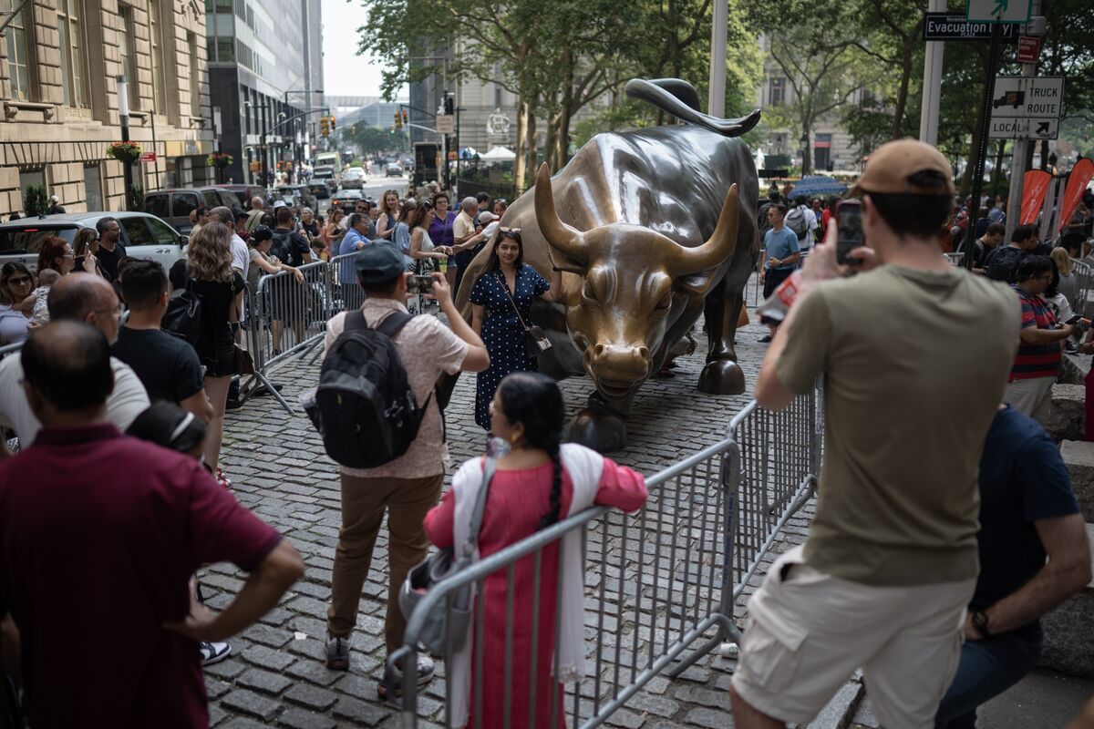 Stocks Crush ‘Year of Bond’ in Biggest Sentiment Shift Since ‘99