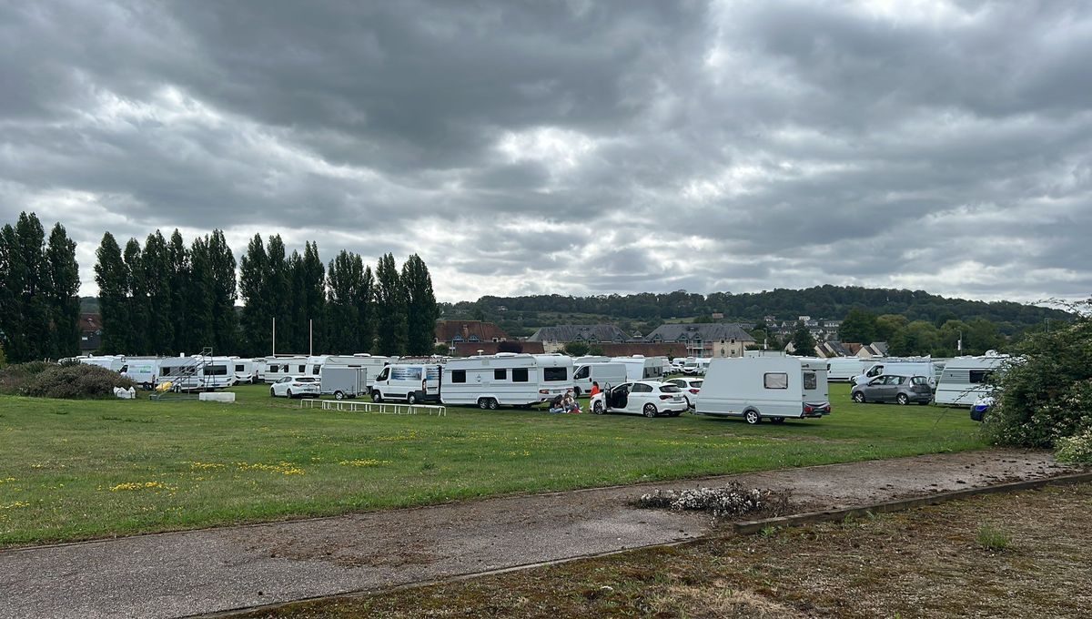 "C'était très tendu", des gens du voyage délogés du Centre Sportif de Normandie à Houlgate