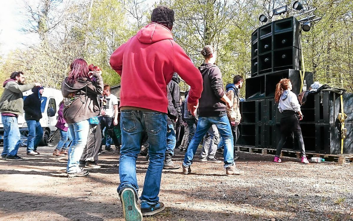 Une rave party rassemble environ 2 500 personnes au Teillay