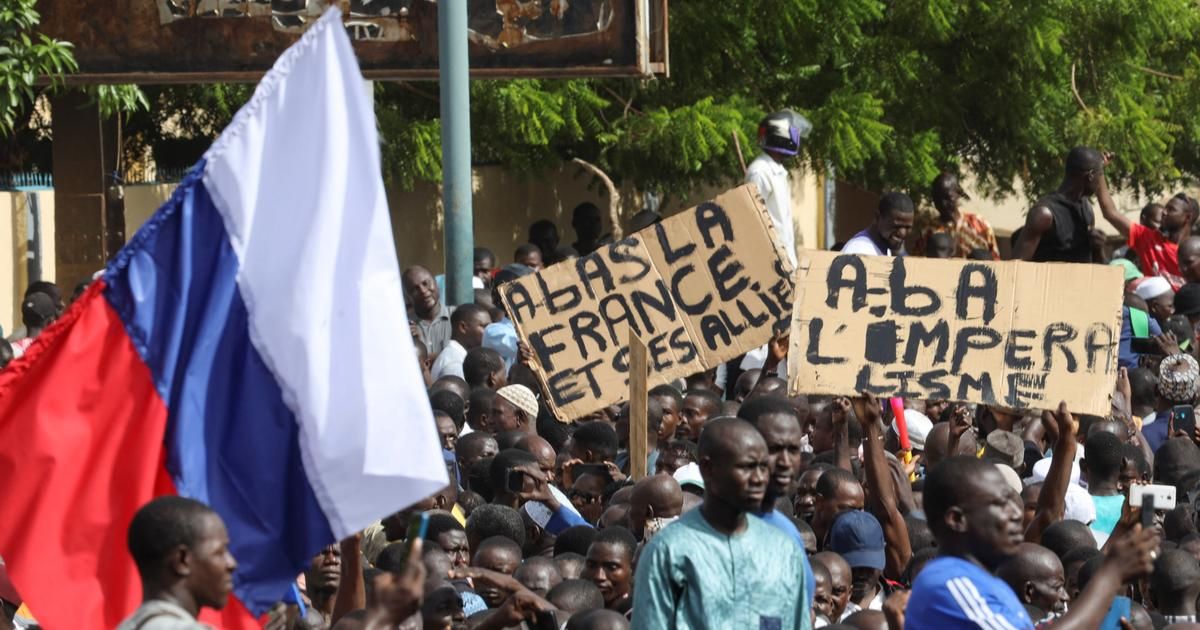 Coup d’État au Niger : des milliers de manifestants devant l'ambassade de France à Niamey