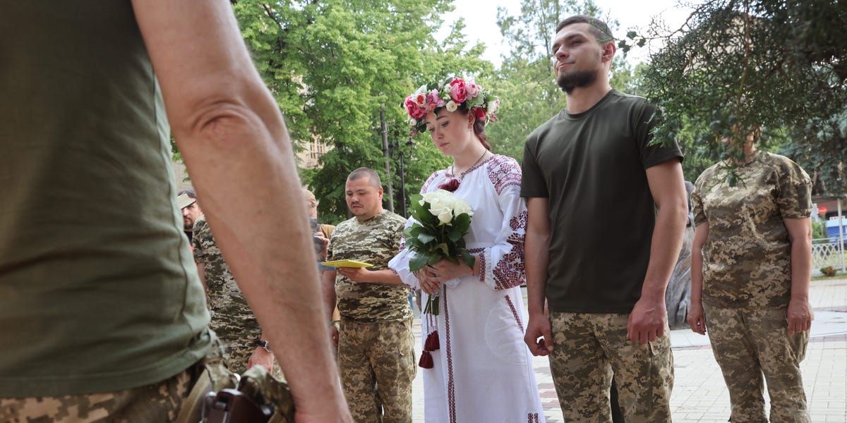 Newlywed Soldiers on Ukraine's Frontline Hope to Grow Old Together