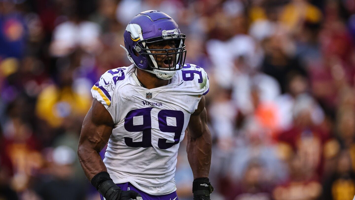 Danielle Hunter agrees to new one-year deal with Vikings