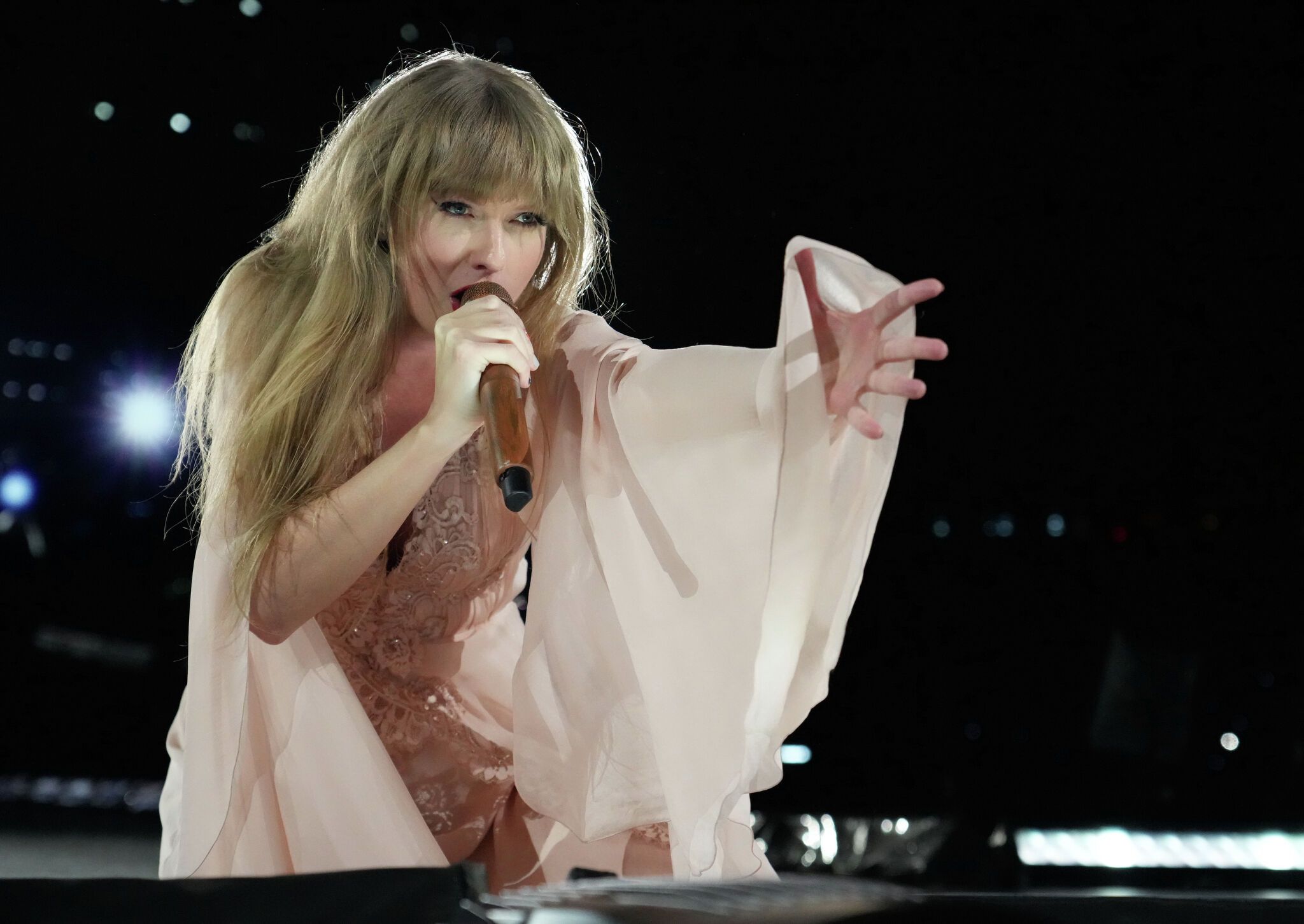 Taylor Swift uses her powers as honorary mayor of Santa Clara for good