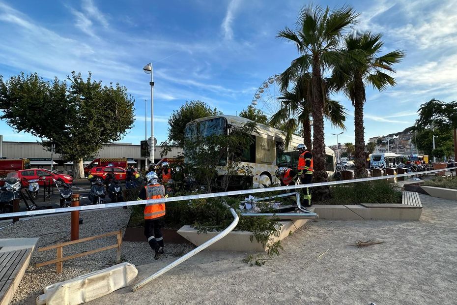 Cannes : les premières photos d'une très grave collision entre deux bus et plusieurs motos place du général de Gaulle