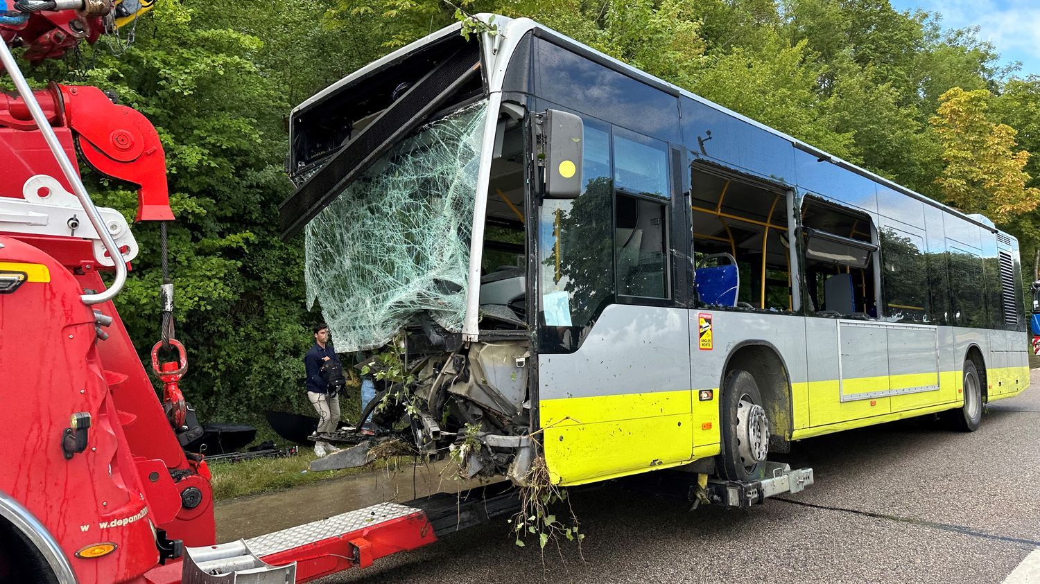 Accident de bus mortel dans les Yvelines : le conducteur de la voiture mis en examen et placé en détention provisoire