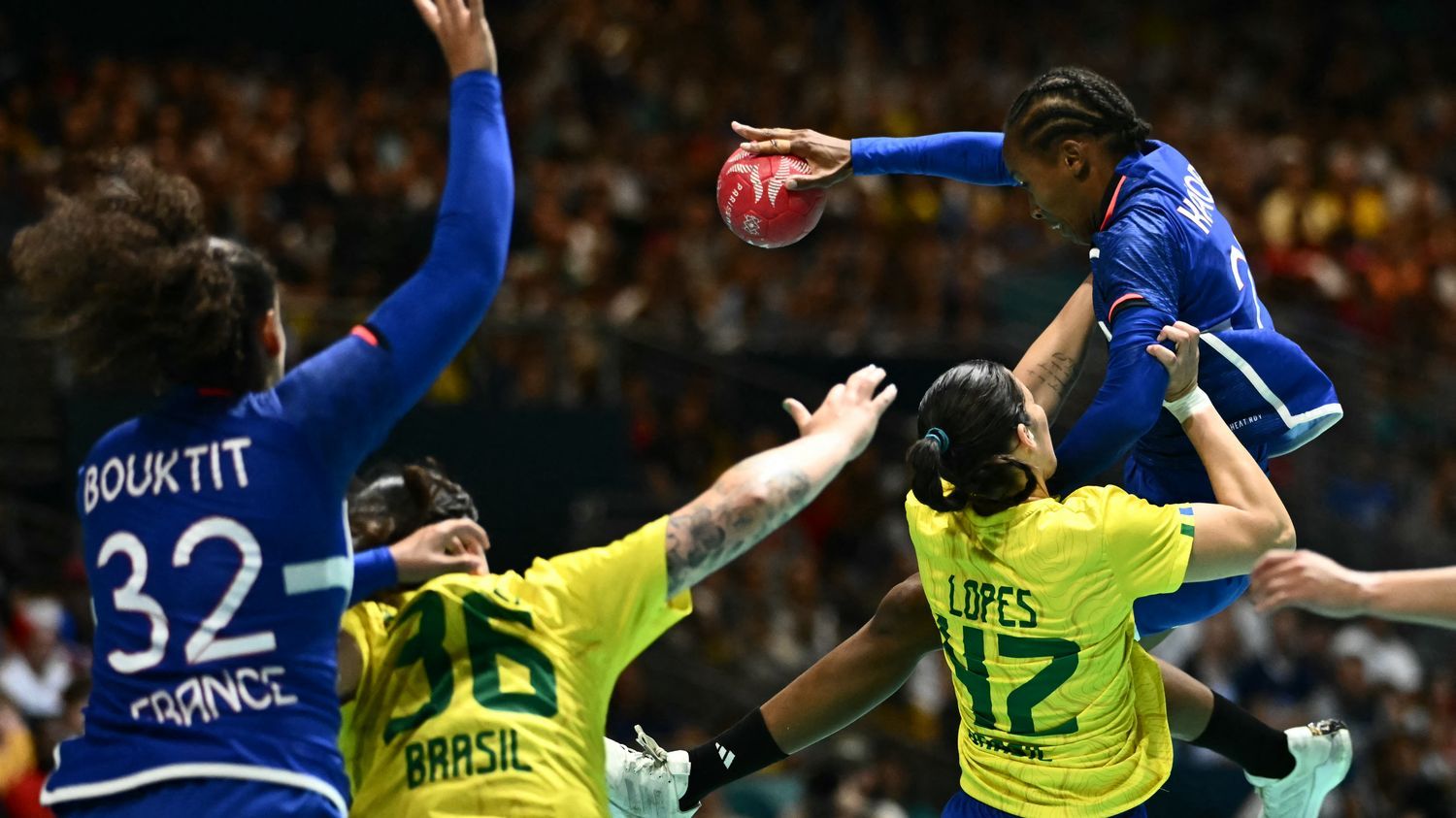 France-Brésil : revivez la victoire des handballeuses tricolores face au Brésil, et leur qualification pour les quarts de finale aux JO de Paris