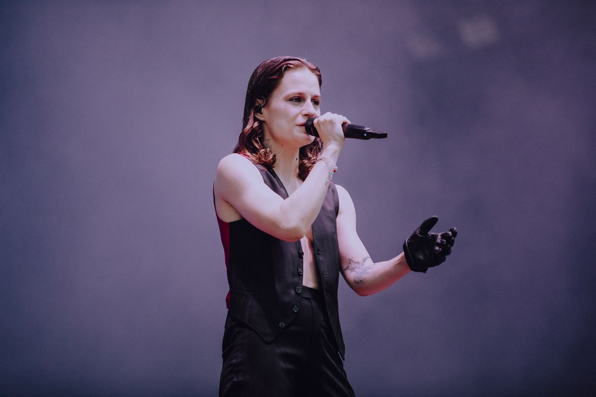 "Le fantôme de l’argent" : pas invité à chanter aux JO, Christine and the Queens frôle le complotisme