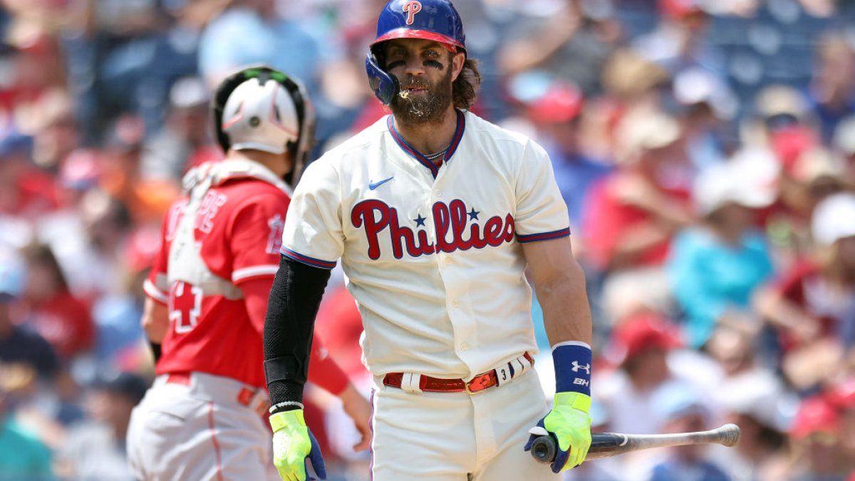 Phillies nearly end August in dramatic, fitting fashion before blown save