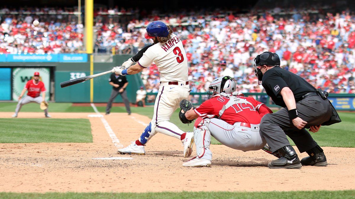 Harper hits 300th career home run in dramatic moment at Citizens Bank Park