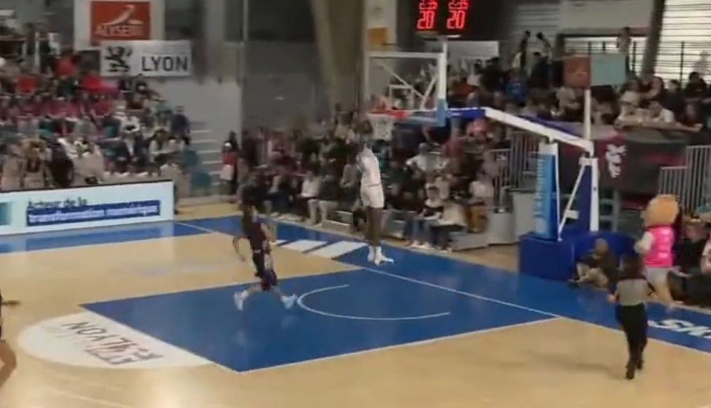 Dominique Malonga, la première Française à dunker en match !