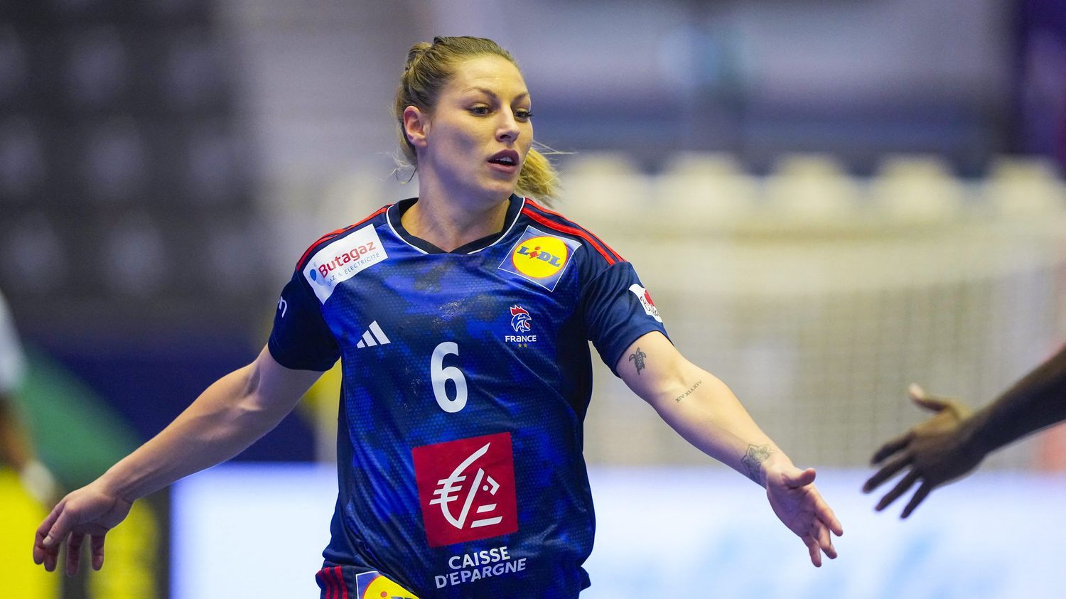 Mondial de handball : les Bleues se font peur mais démarrent par une courte victoire contre l'Angola