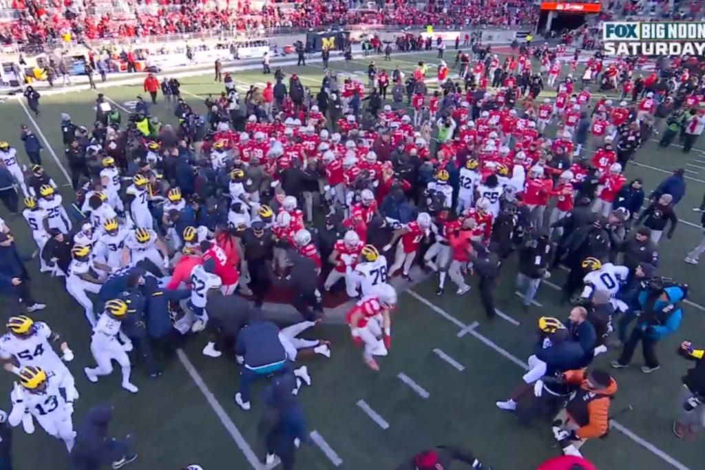 Michigan-Ohio State game ends in ugly brawl after flag-planting try