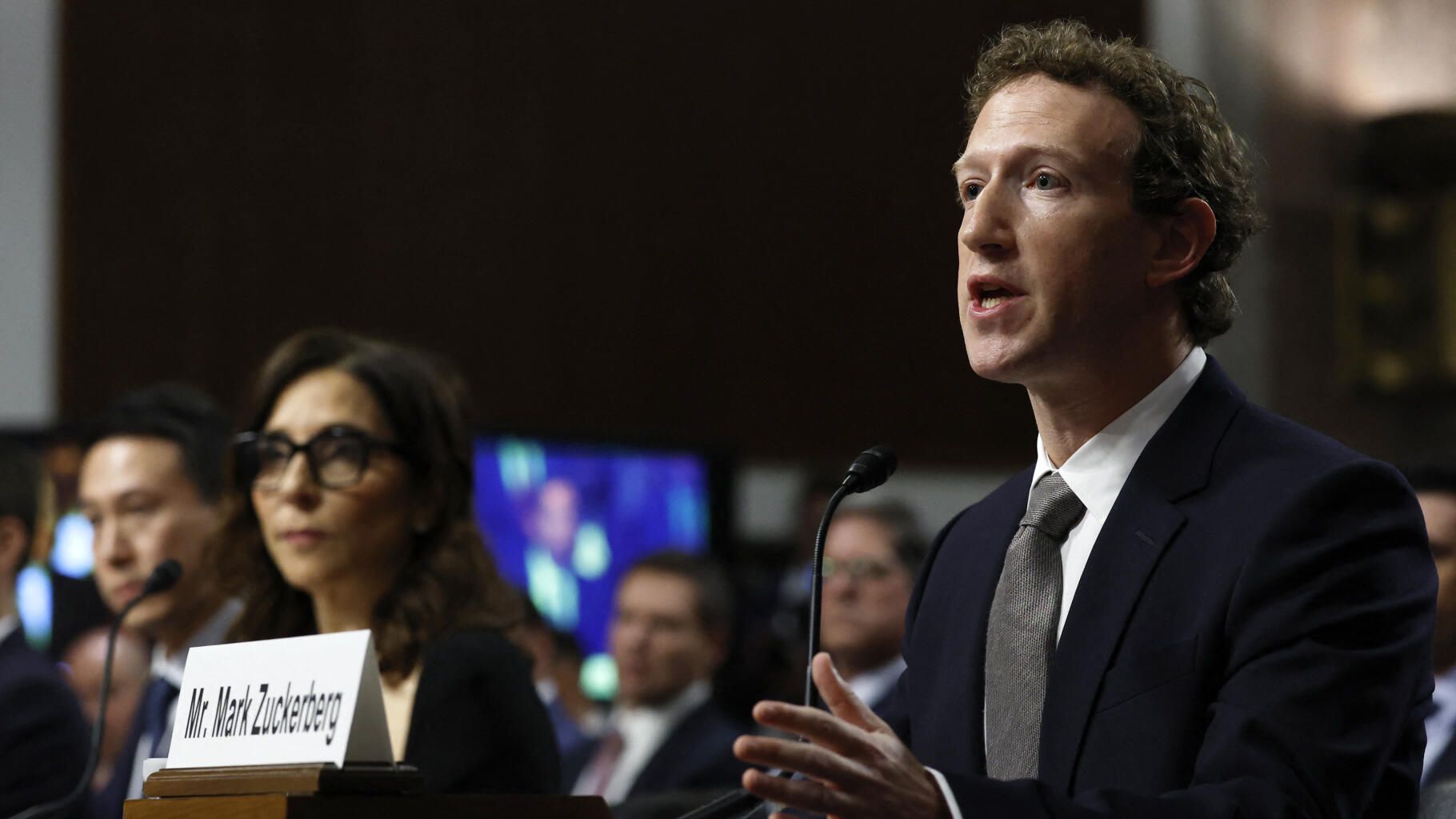 Mark Zuckerberg, patron de Meta, auditionné au Sénat des États-Unis et conspué par les élus