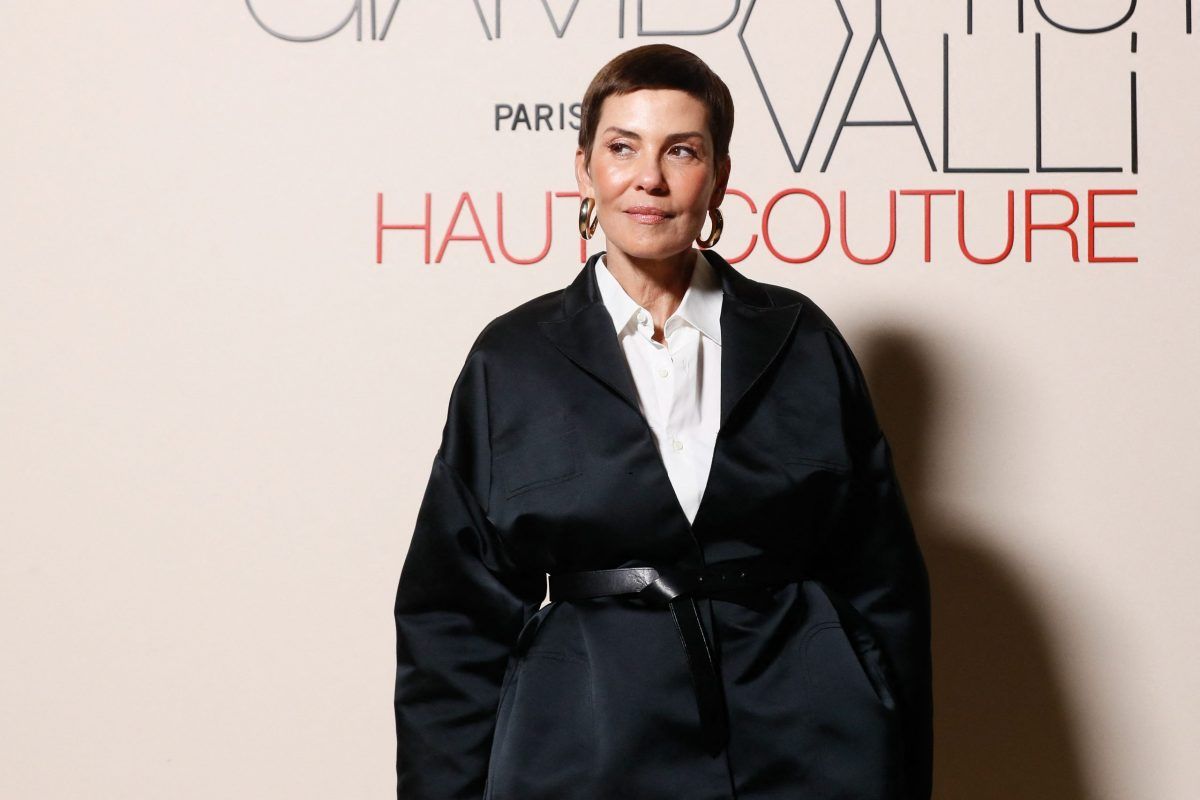 Cristina Cordula chute lourdement : elle se prend les pieds dans le tapis à la Fashion week, la vidéo choc