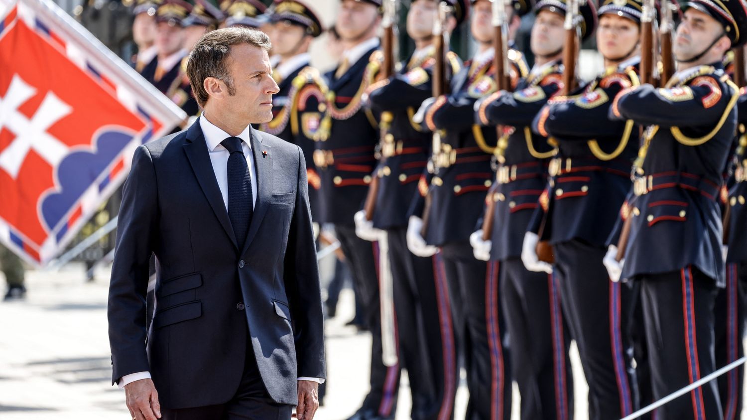 Emmanuel Macron dénonce "la responsabilité des autorités kosovares"