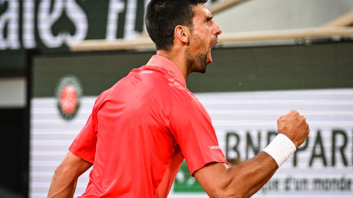 Roland-Garros 2023 : devant un public clivé, Novak Djokovic n'a pas tremblé face à Marton Fucsovics et sera au troisième tour