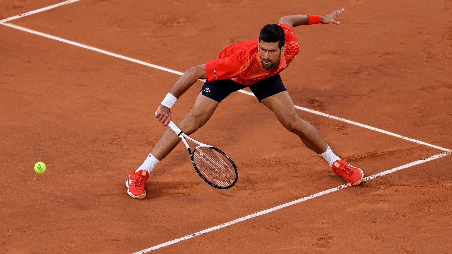 Fucsovics malmène Djokovic dans la première manche... Suivez la session de nuit