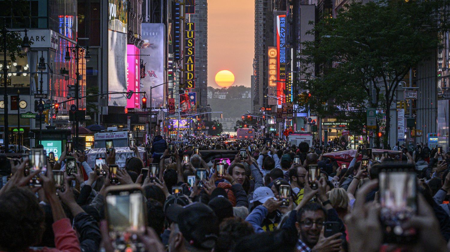 Le Manhattanhenge, ce moment où le soleil se couche dans l'alignement des gratte-ciel new-yorkais