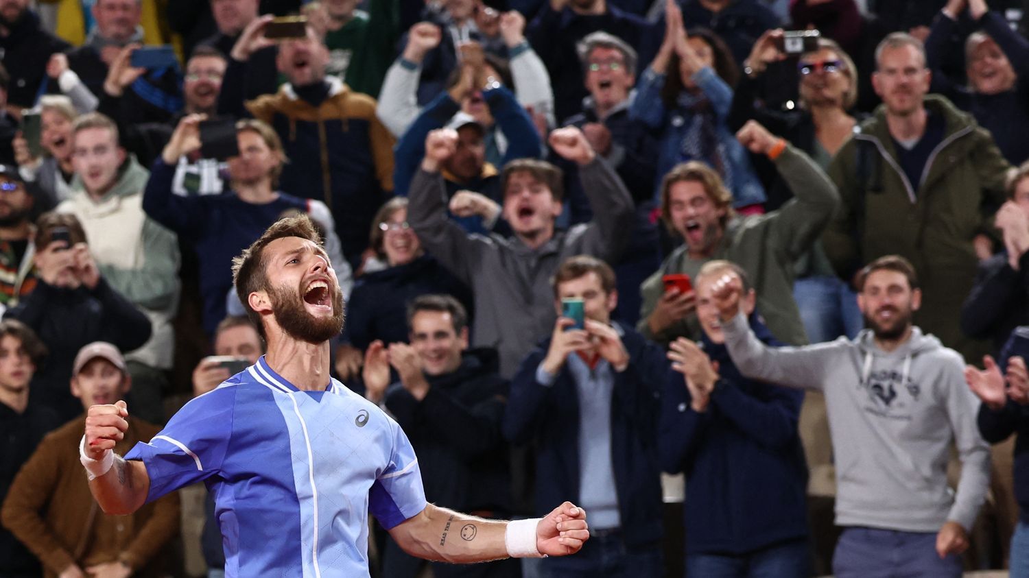 Roland-Garros 2024 : dernier Français en lice, Corentin Moutet enflamme le Suzanne-Lenglen et se qualifie pour ses premiers huitièmes de finale