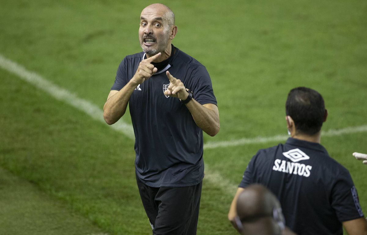 Après avoir frappé un fan niçois, un adjoint de Jorge Sampaoli aurait agressé un international brésilien