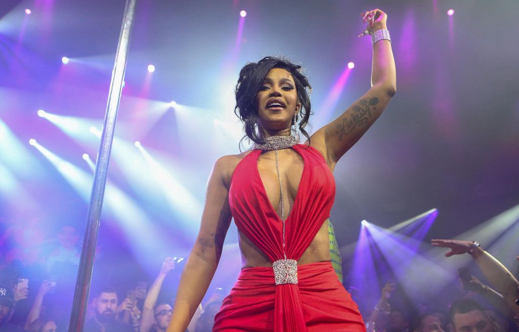 Cardi B lance son micro sur une fan qui lui avait jeté son verre au visage… Vaimalama Chaves se met au bodybuilding…