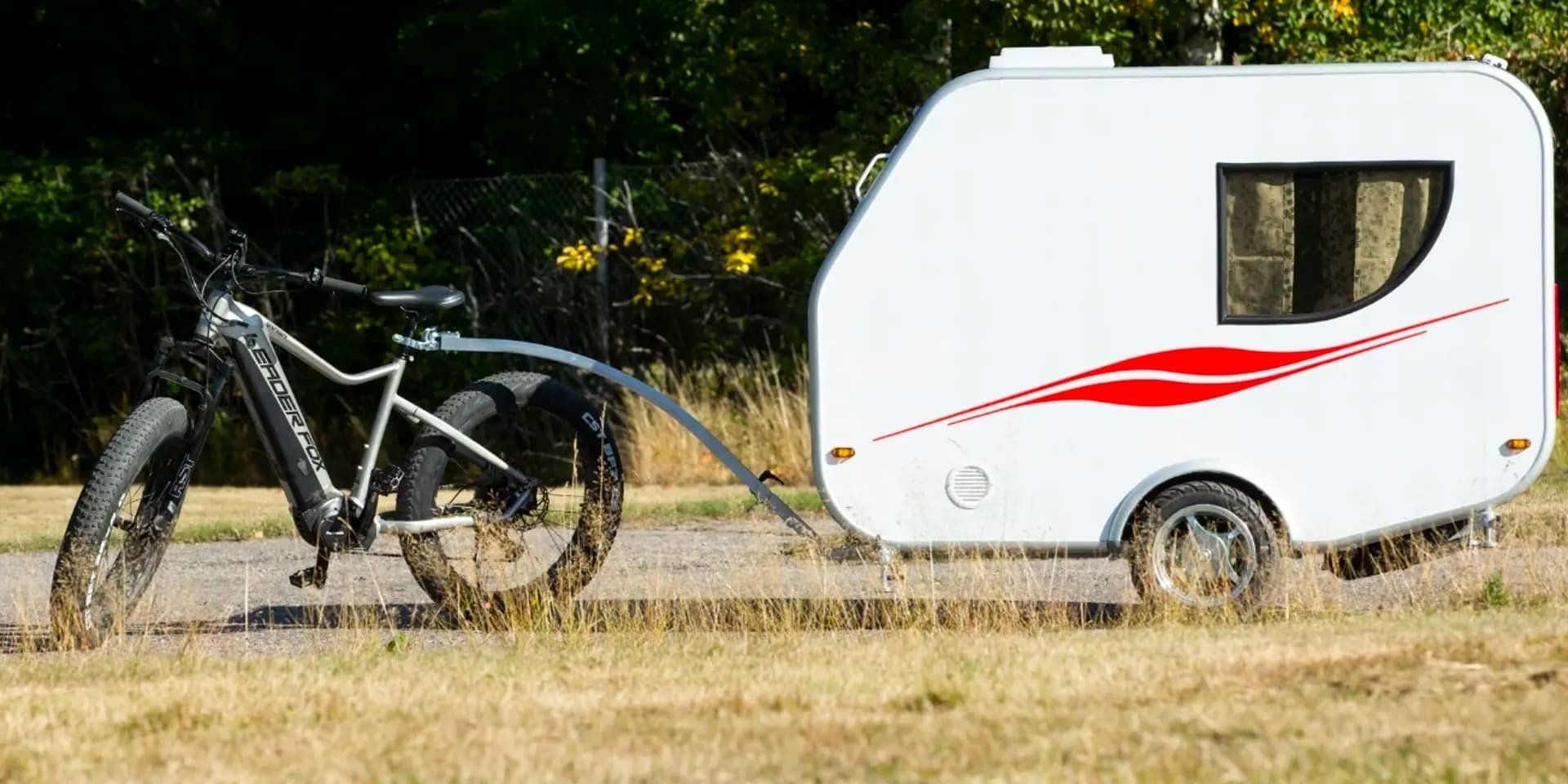 L’alliée parfaite pour les voyages en vélo électrique ? Cette minuscule caravane est pleine de surprises