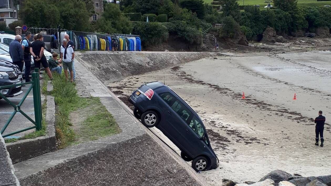 Des vacanciers voulaient admirer la baie : leur voiture bascule par-dessus la digue