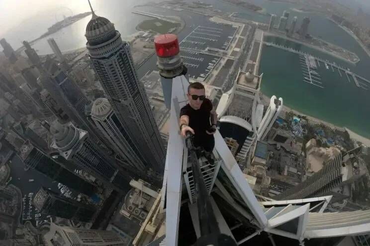 Un photographe et amateur de sports extrêmes français meurt en chutant du 68ème étage d'un immeuble à Hong Kong