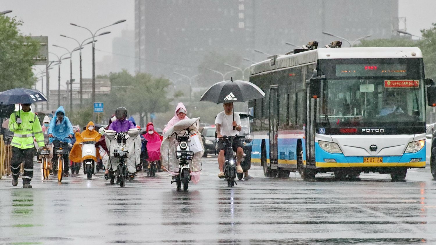 Chine : les pluies torrentielles font deux morts à Pékin, la ville placée en alerte maximale aux inondations