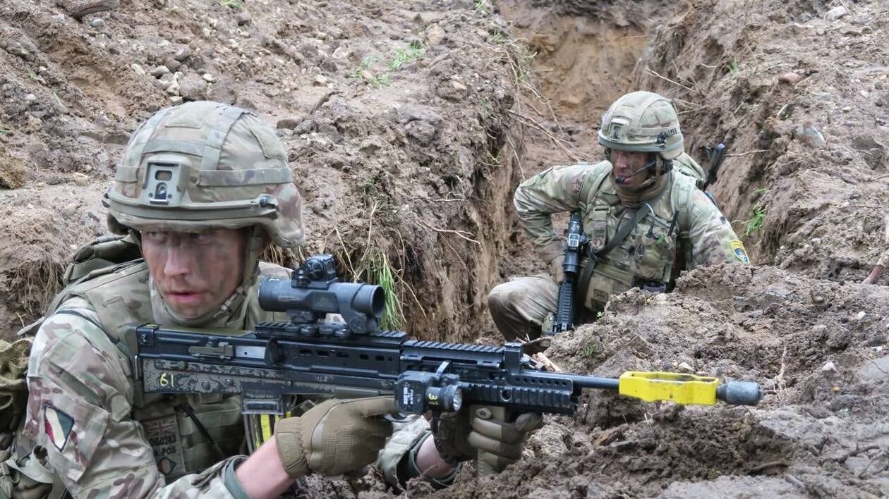 Conséquence de la guerre en Ukraine, des armées réapprennent à combattre dans des tranchées