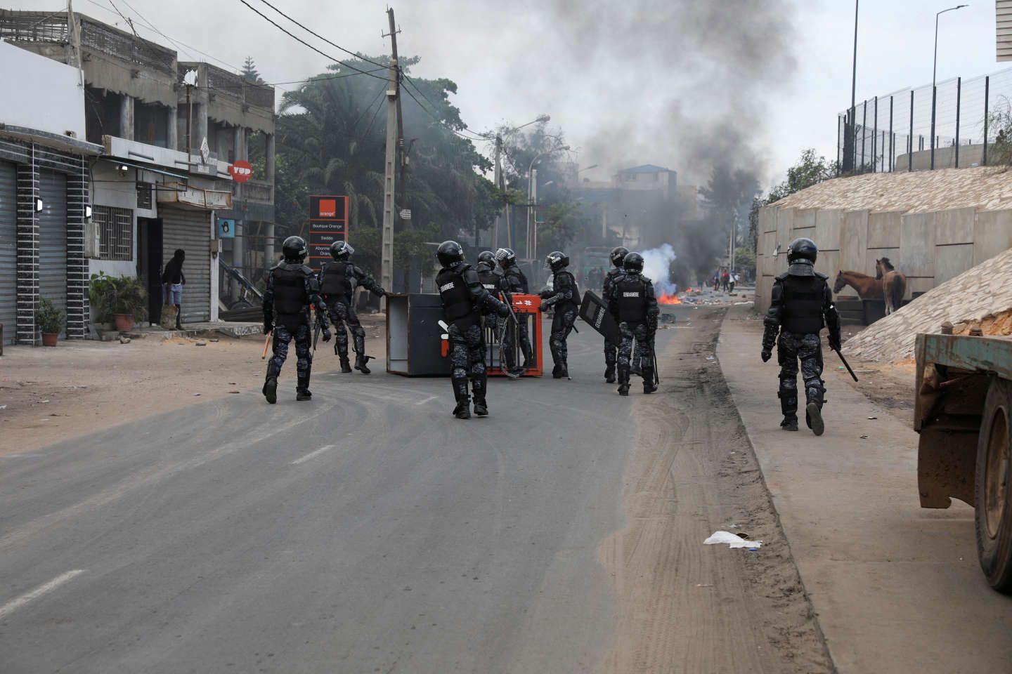 Au Sénégal, le gouvernement annonce la dissolution du parti d’Ousmane Sonko, deux morts dans des manifestations