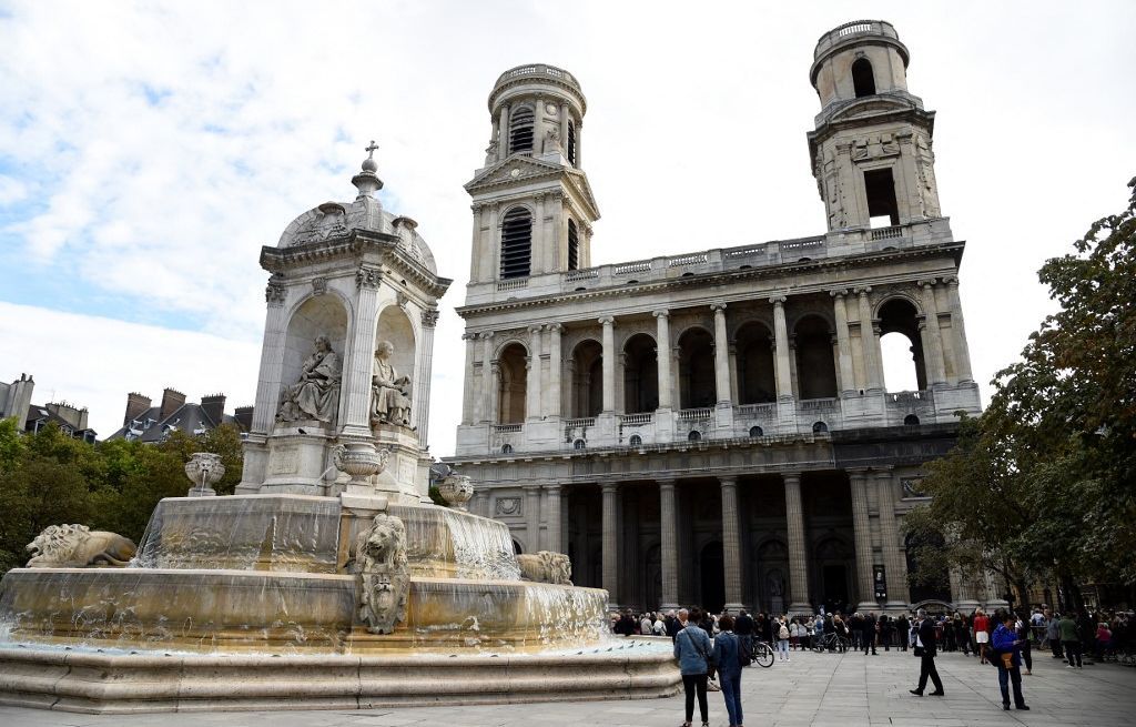 Une pierre se décroche de l'église Saint-Sulpice et blesse une touriste