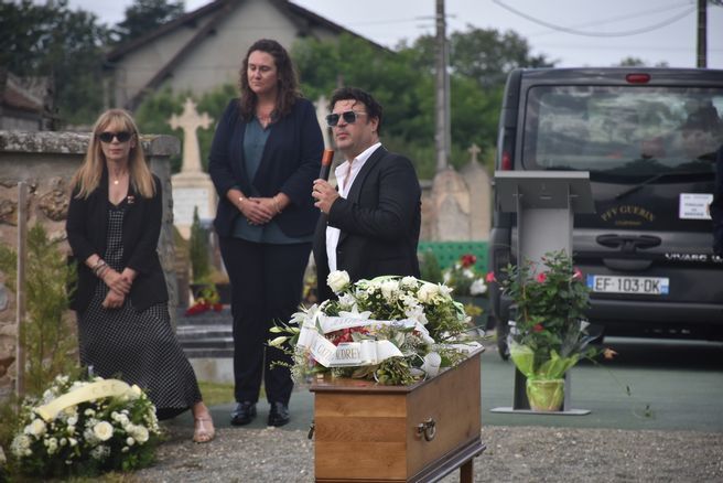 Un dernier adieu à Pascal Danel, dans le Loiret : Laurent Voulzy, famille et admirateurs ont rendu hommage au chanteur