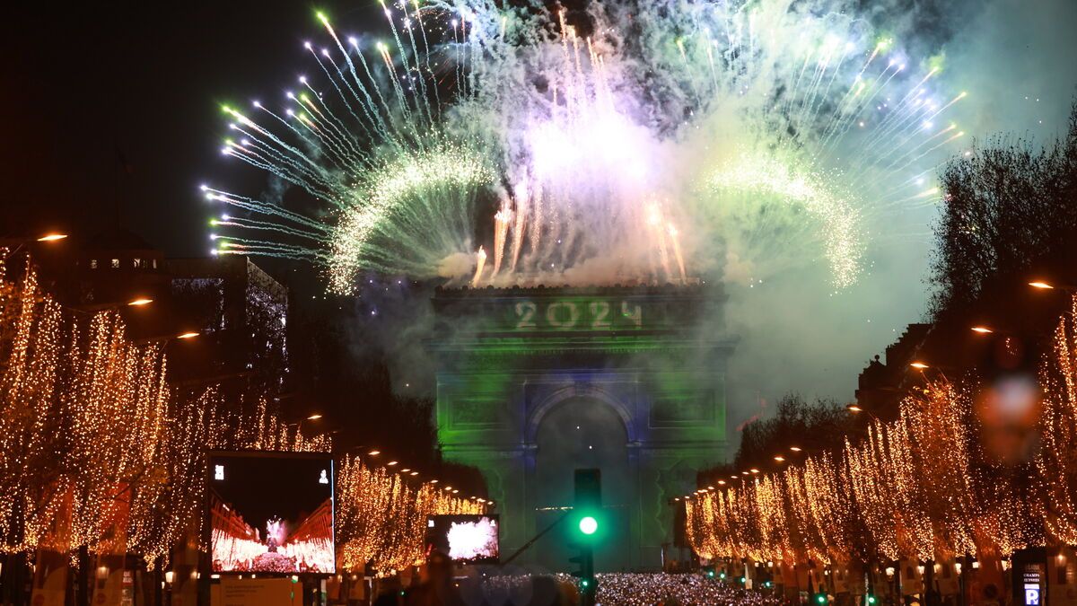 La fièvre du Nouvel an s’est emparée des Champs-Élysées, noyés sous une foule immense