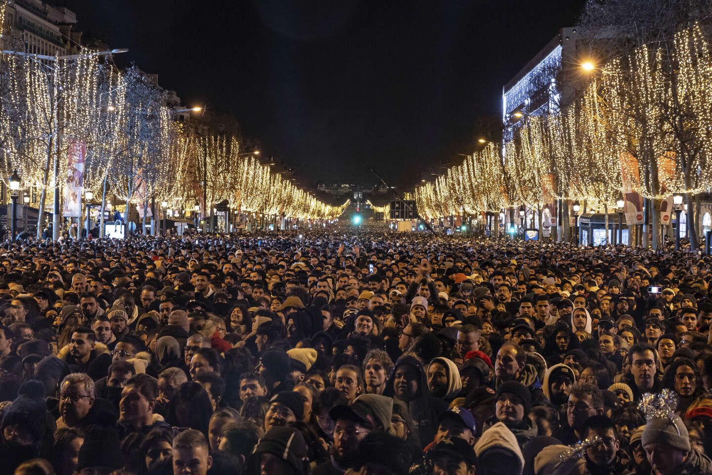 Nouvel An 2024 : sur les Champs-Elysées, des centaines de milliers de personnes célèbrent la nouvelle année