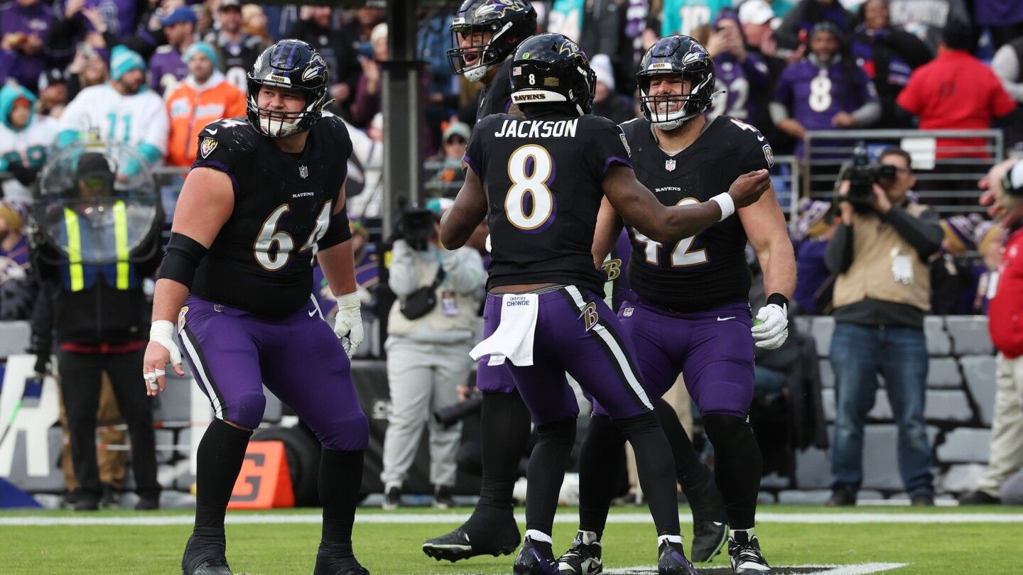 Lamar Jackson throws five TDs as Ravens clinch No. 1 seed in rout of Miami