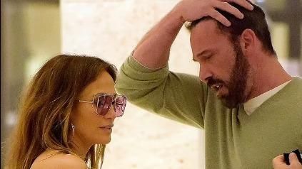 Ces photos de Ben Affleck, dépité à Saint-Barth devant Jennifer Lopez, sont-elles les nouveaux mèmes de 2024 ?