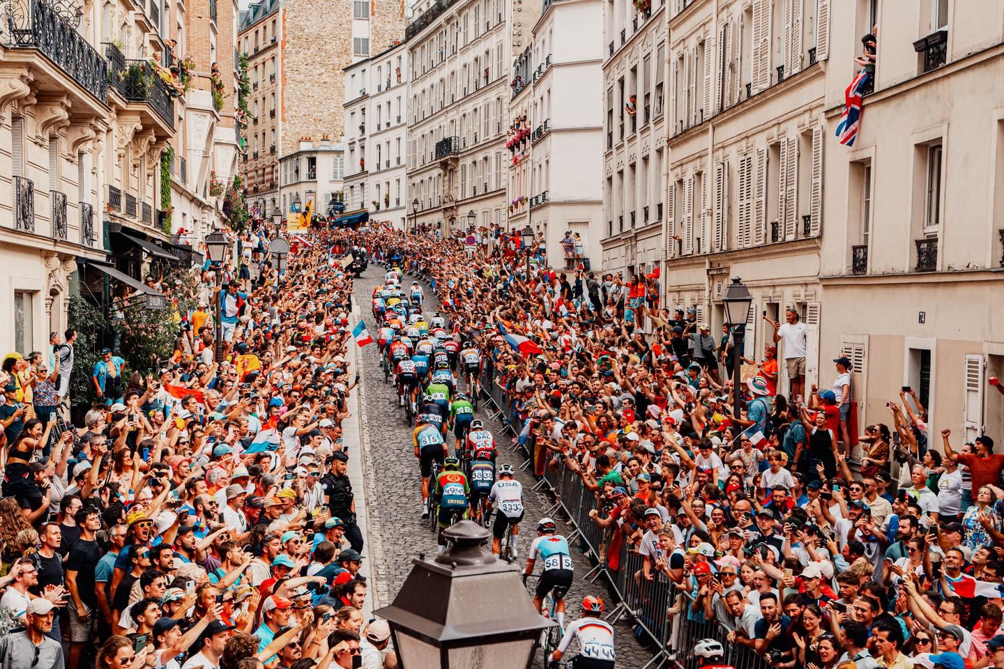 " Rue Lepic " pendant les JO : la foule, une fenêtre, les coureurs et une photo devenue virale